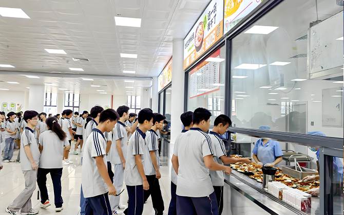 學校食堂師生就餐現場圖片